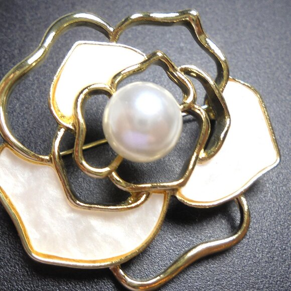 Brooch Flower golden tone white pearl brooch accessories jewelry gifts - Picture 5 of 6